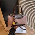 Borsa a tracolla in pelle scamosciata rosa e pelle marrone con doppi manici e pompon - Rosa