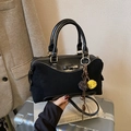 Elegante borsa Boston nera con fiocco in pelle e ciondolo di peluche, stile di vita - Nero