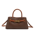 Dunkelbraune geflochtene Handtasche mit goldener X-Schnalle und verstellbarem Gurt - Braun