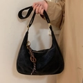 Sac hobo noir en daim avec bandoulière réglable et breloque décorative à nœud tressé - Noir