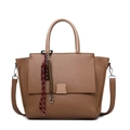 Borsa tote in pelle marrone con trama litchi e ciondoli decorativi in corda - Cachi