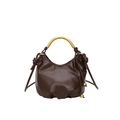 Donkerbruine leren hobo-tas met gouden metalen handvat en decoratieve knoopjes - Bruin