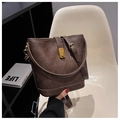 Detail der braunen Vintage-Eimertasche mit strukturierter Oberfläche und Schloss - Einheitsgröße / Kaffeebraun