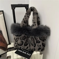 Grijze schoudertas met luipaardprint van imitatiebont en pluche rand voor de winter - Grijs