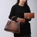 Braunes Taschen-Set mit Kroko-Prägung, Shopper mit passender Brieftasche und Kartenetui - 3-teiliges Set (Tragetasche + Geldbörse + Kartenhalter) / Braun