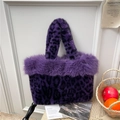 Sac à main d'hiver en fausse fourrure avec motif léopard violet et design élégant à poignée - Violet