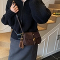 Sacoche selle rétro marron foncé en daim avec boucle métal et gland à franges - Marron