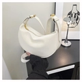 Moderne Hobo-Tasche in Warmweiß aus plissiertem PU-Leder mit goldener Verstellschnalle - Weiß