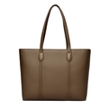 Borsa tote minimalista in pelle marrone scuro da donna presentata su uno sfondo bianco pulito - Cachi