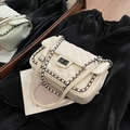 Sac bandoulière en cuir blanc matelassé avec chaîne et fermoir en métal tournant - Blanc