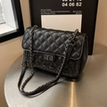 Sac à bandoulière matelassé noir avec chaîne argentée et fermoir métallique tournant - Noir