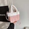 Borsa a secchiello rosa con pelliccia ecologica bianca, manico e logo moda borsa - Rosa