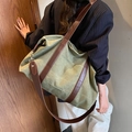 Versatile borsa tote in tela verde militare con manici in pelle marrone per pendolari - Verde