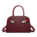 Sac à main tissé rouge avec boucles métalliques et poignée pour automne hiver 2025 - Bordeaux