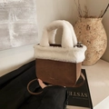Borsa a secchiello invernale in camoscio marrone con bordo in peluche bianco e tracolla - Marrone