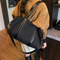 Borsa tote nera in tela con finiture in pelle e tracolla ampia regolabile - Nero