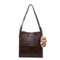 Borsa tote retrò marrone scuro con trama in pelle plissettata e ciondolo a orsetto - Caffè Con Pendente