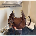 Dettaglio borsa hobo in camoscio marrone scuro con ciondolo a orsetto e finiture oro - Caffè con Ciondolo