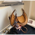 Dettaglio borsa a mezzaluna marrone vintage in camoscio con finiture in pelle e orsetto - Marrone con ciondolo