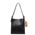 Borsa tote nera in pelle stropicciata con un simpatico ciondolo a forma di orsetto - Nero