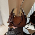 Borsa hobo marrone retrò in pelle scamosciata con ciondolo a orso e oro - Senza Ciondolo / Marrone