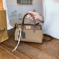 Borsa a mano retrò in tela e pelle marrone con chiusura girevole dorata e ciondoli chic - Marrone