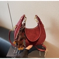 Dettaglio della borsa hobo bordeaux in pelle liscia con un simpatico ciondolo a orso - Senza Ciondolo / Borgogna