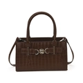 Sac à main marron foncé motif crocodile avec boucle cœur et bandoulière - Marron
