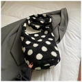 Détail du sac seau en peluche avec motif à pois noirs et blancs sur tissu doux - Pois noirs