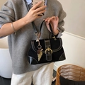 Borsa a tracolla nera retrò con cuciture bianche e ciondolo a foglia in legno - Nero