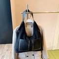 Vintage schwarze Tragetasche mit silbernen Nieten und Wildleder-Einsätzen für Damen - Schwarz