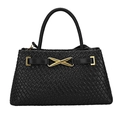 Minimalistische schwarze Flecht-Handtasche mit goldener X-Schnalle auf weißem Hintergrund - Schwarz