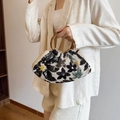 Detail einer ethnischen Web-Handtasche mit Blumen-Pailletten-Stickerei und Bambusgriff - Schwarz