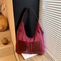 Vintage bordeauxrote Schultertasche in Übergröße mit Nieten und großen Taschen - Burgunderrot