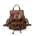 Minimalistischer dunkelbrauner Lederrucksack mit Vintage-Schnallentaschen auf weißem Grund - Braun