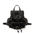 Minimalistischer schwarzer Rucksack aus Kunstleder mit verstellbaren Trägern und Schnalle - Schwarz