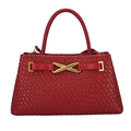Sac panier tressé rouge avec texture en treillis et boucle dorée en forme de X - Rouge