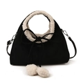 Bolso de peluche en negro con ribete blanco de borreguito y pompones decorativos - Negro