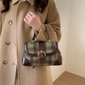 Sac à main rétro à carreaux avec garniture en cuir brun et boucle dorée sur manteau - Vert
