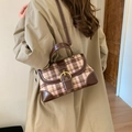 Sac à main vintage à carreaux roses avec bordure en cuir marron porté avec un trench - Rose