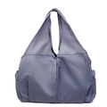 Bolso tote amplio de nailon azul morandi con asa integrada para el uso diario - Azul