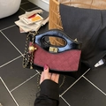 Bolso de mano retro en ante acolchado rojo con asa negra y cadena dorada elegante - Burdeos