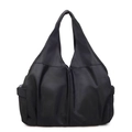 Bolso hobo minimalista de nailon negro con gran capacidad y un diseño plisado - Negro