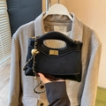 Bolso de mano acolchado negro retro con acabado mate y correa de cadena dorada - Negro