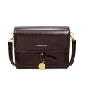 Minimalistische vierkante crossbodytas in wijnrood oliewasleer met gouden hanger - Bruin