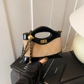 Bolso de mano retro en negro y caqui de cuero con patrón de diamantes acolchado y cadena - Caqui