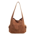 Bolso tote de ante marrón de gran capacidad con correas minimalistas sobre fondo blanco - Marrón
