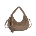 Braune Halbmond-Handtasche mit gesteppter Wellenstruktur und modischen langen Fransen - Khaki