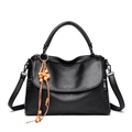 Bolso Boston negro con textura de lichi y colgante de cuentas de madera boho - Negro