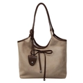 Retro-Shopper aus khakifarbenem Wildleder und braunem Leder mit eleganter Schleife auf Weiß - Khaki
